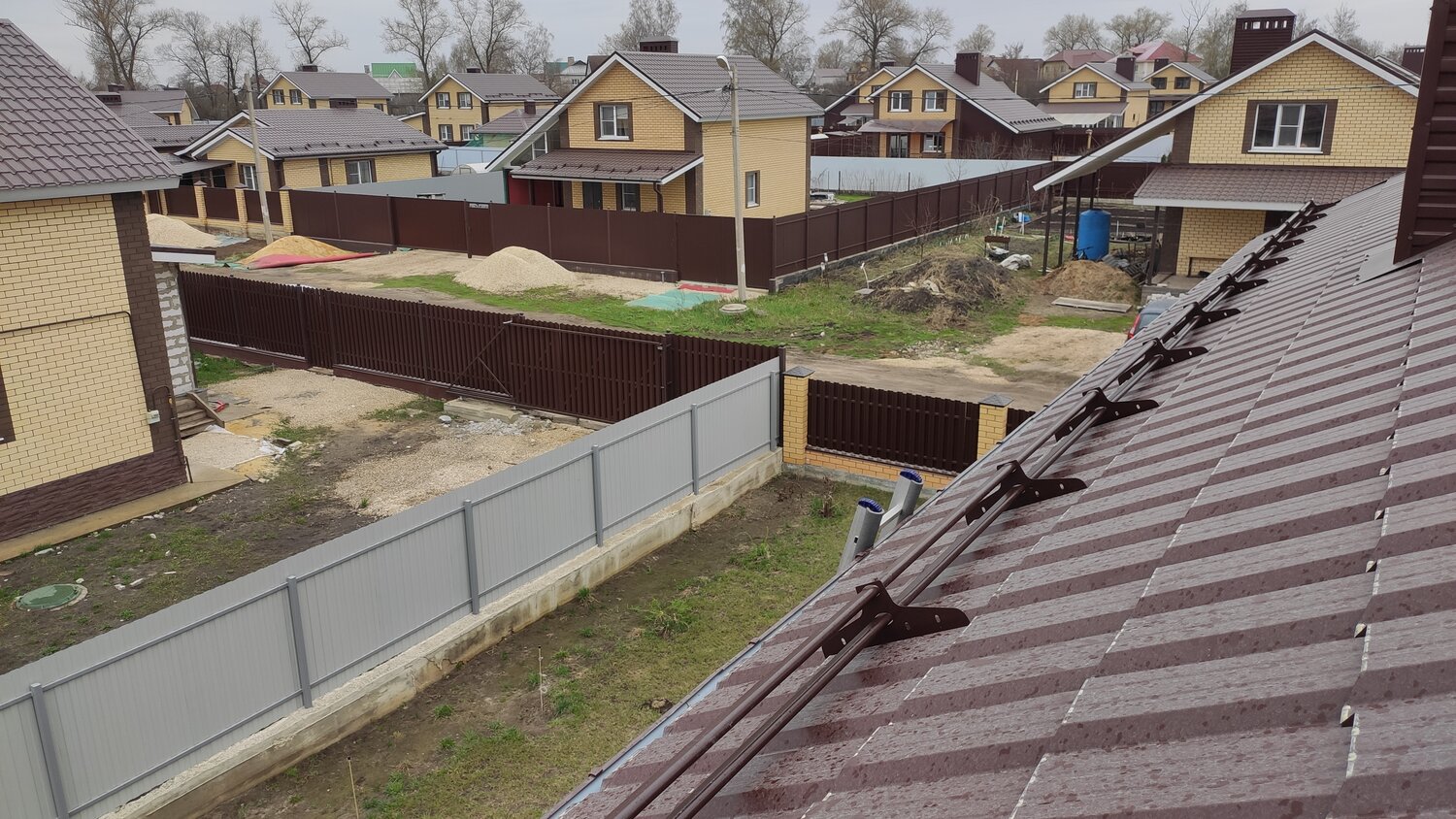 загородный дом, монолитный забор, кирпичный дом, капельник для мягкой кровли, снегозадержатели на мягкую кровлю