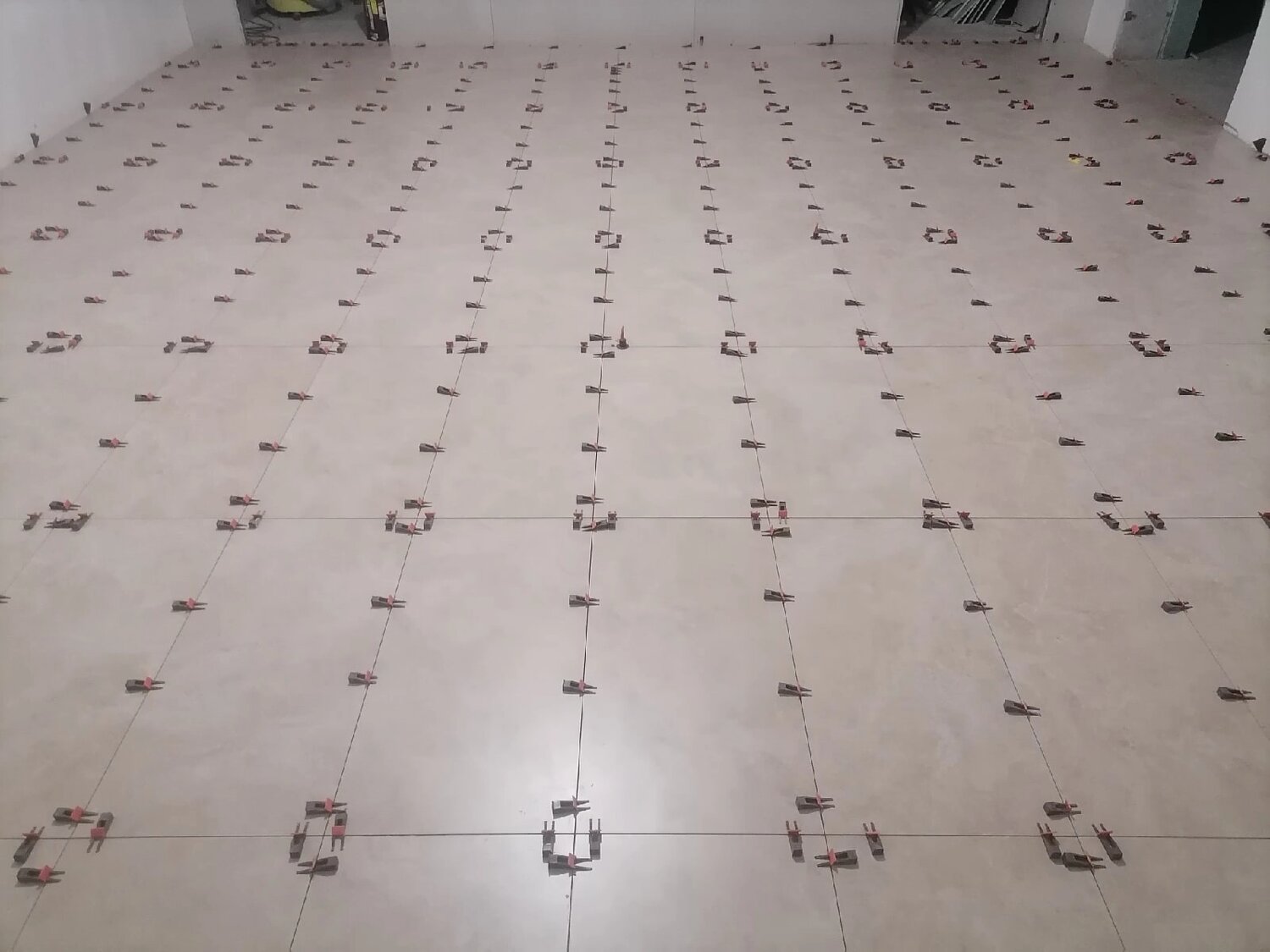 плитка укладка, укладка плитки на пол, выравнивание плитки, укладка керамической плитки, кафель