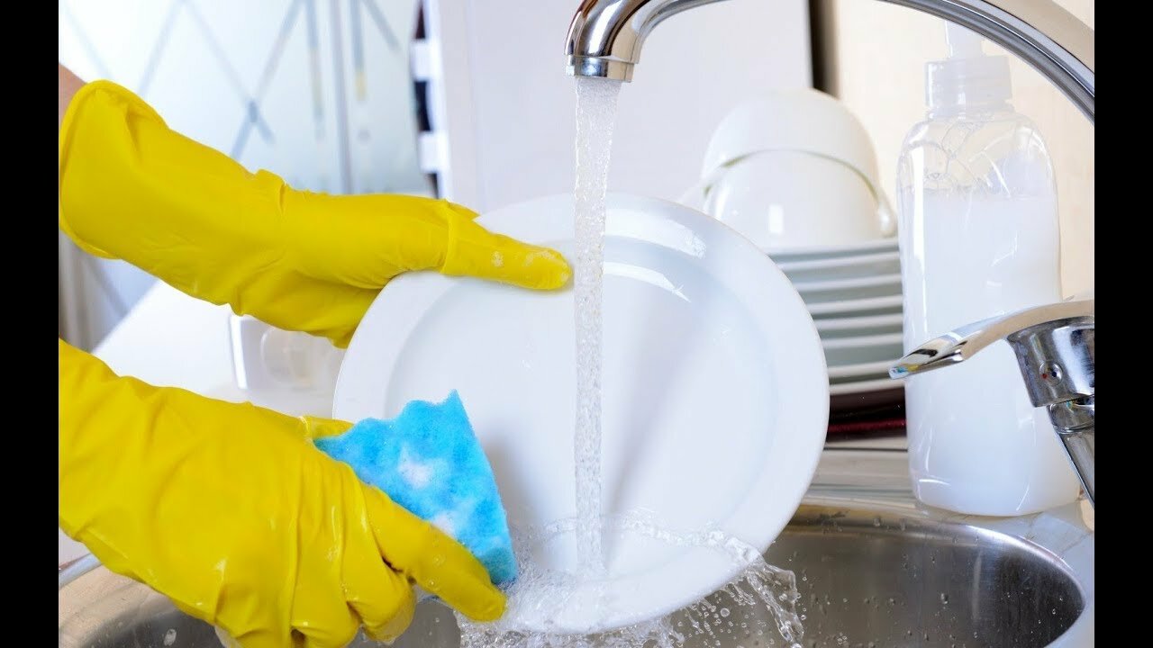 для мытья посуды, мойщица посуды, мыть посуду, посуда мойка, мытье