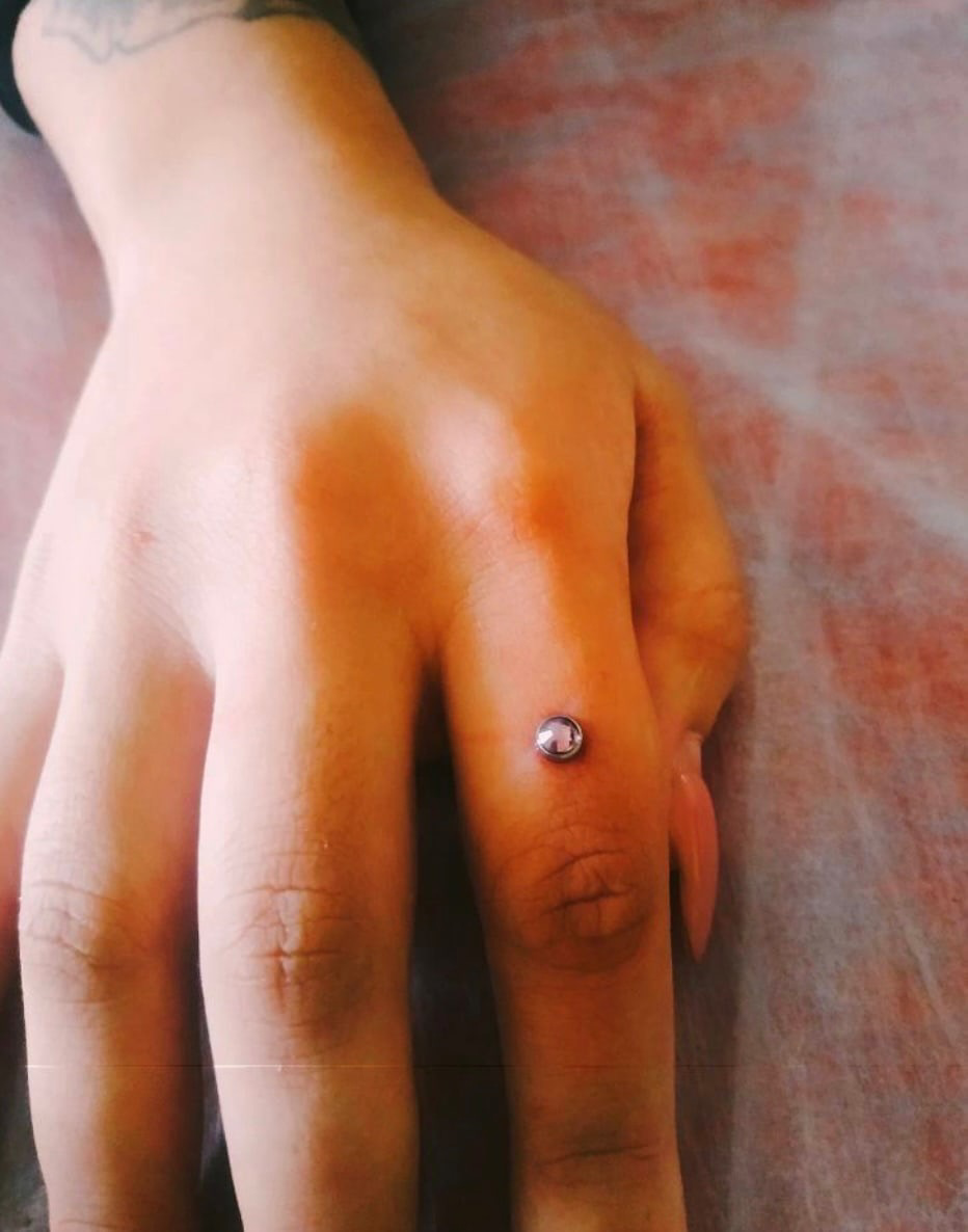 часть тела, микродермал кольцо, микродермал, пирсинг пальца, микродермал на пальце