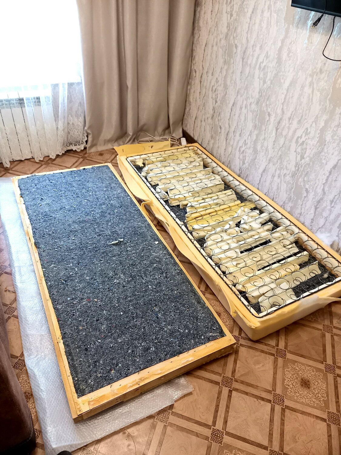 разрезанный матрас, старые матрасы, сломанный пружинный блок в диване, ватин для матрасов, пружинный матрас