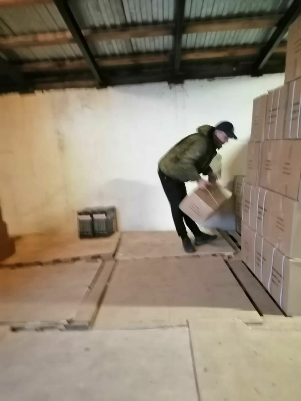 склад, упаковка, картонная коробка, грузчик, человек