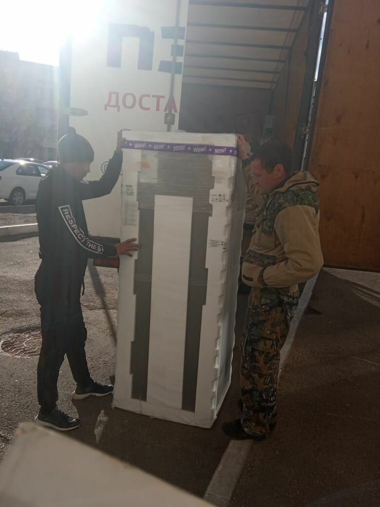 холодильник новый, вендинговое оборудование, грузят холодильник, вендинговый аппарат, киоск