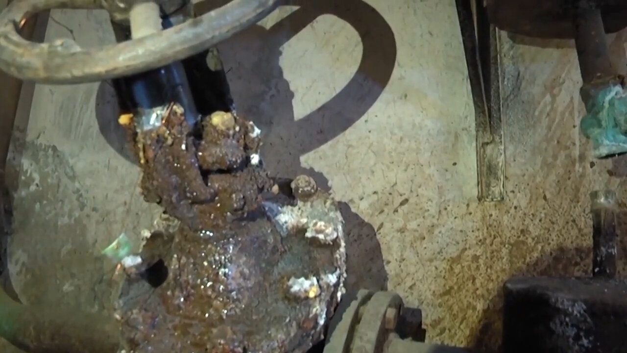 задвижка водопроводная 100, ржавая труба, задвижка 150 котельная, ремонт водопровода, задвижка 150 гвс