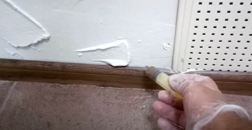 герметик для мдф плинтуса, герметик для плинтуса потолочного, плинтус, плинтуса на пол, потолочный плинтус из пенопласта