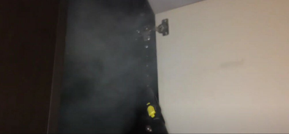 на стенах, дверь, штукатурка, стены покраска, декоративная штукатурка