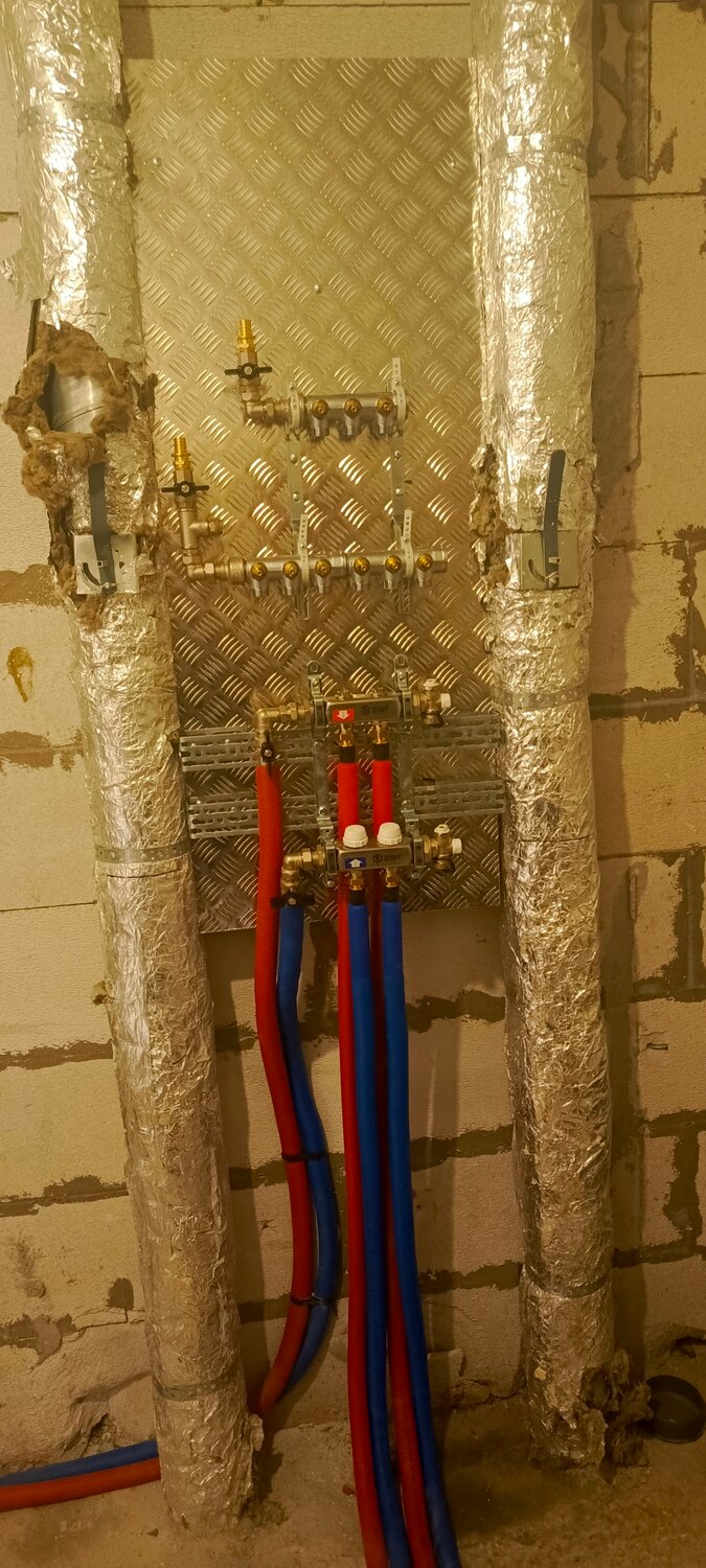 коллекторный узел водоснабжения рехау, разводка труб водоснабжения в квартире, коллекторная разводка труб водоснабжения в квартире, разводка труб, разводка труб в квартире