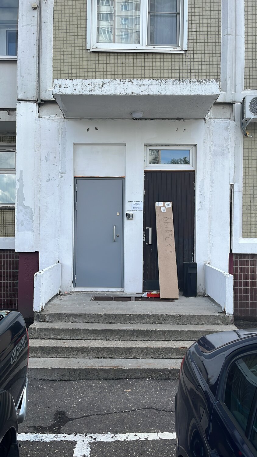 нежилое здание, двери подъезда, подъезды снаружи, подъезд дома, подъезд жилого дома