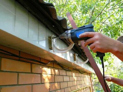 крепление водостока к крыше, крепление водостока на с10, монтаж водосточной системы, монтаж водостока для крыши, крепление водостока