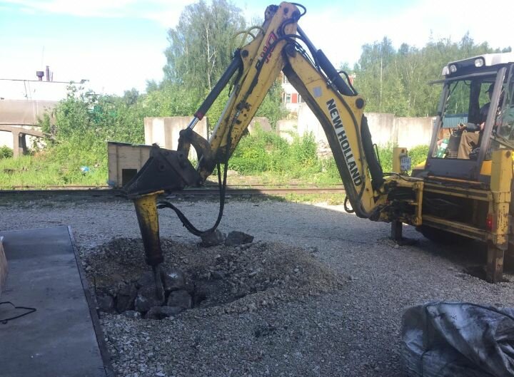экскаватор погрузчик с гидромолотом, гидромолот на экскаватор погрузчик, гидромолот на базе экскаватора, экскаватор погрузчик volvo bl 71 b, услуги экскаватора погрузчика