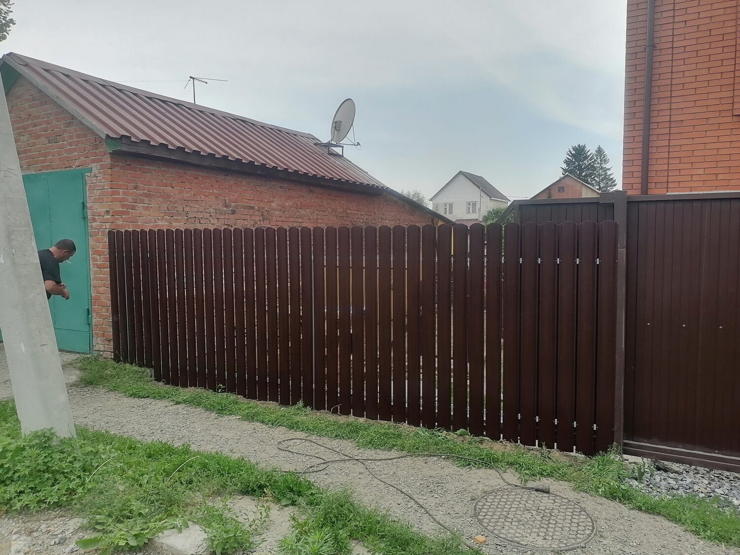 забор из профлиста а ворота из евроштакетника, ворота и калитка 2 в 1 из евроштакетника, забор металлический штакетник, откатные ворота в евроштакет, забор из штакетник
