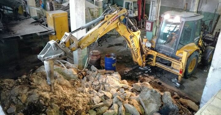 экскаватор погрузчик с гидромолотом, гидромолот на базе экскаватора, экскаватор погрузчик гидромолот, аренда экскаватора погрузчика, демонтаж фундамента гидромолотом