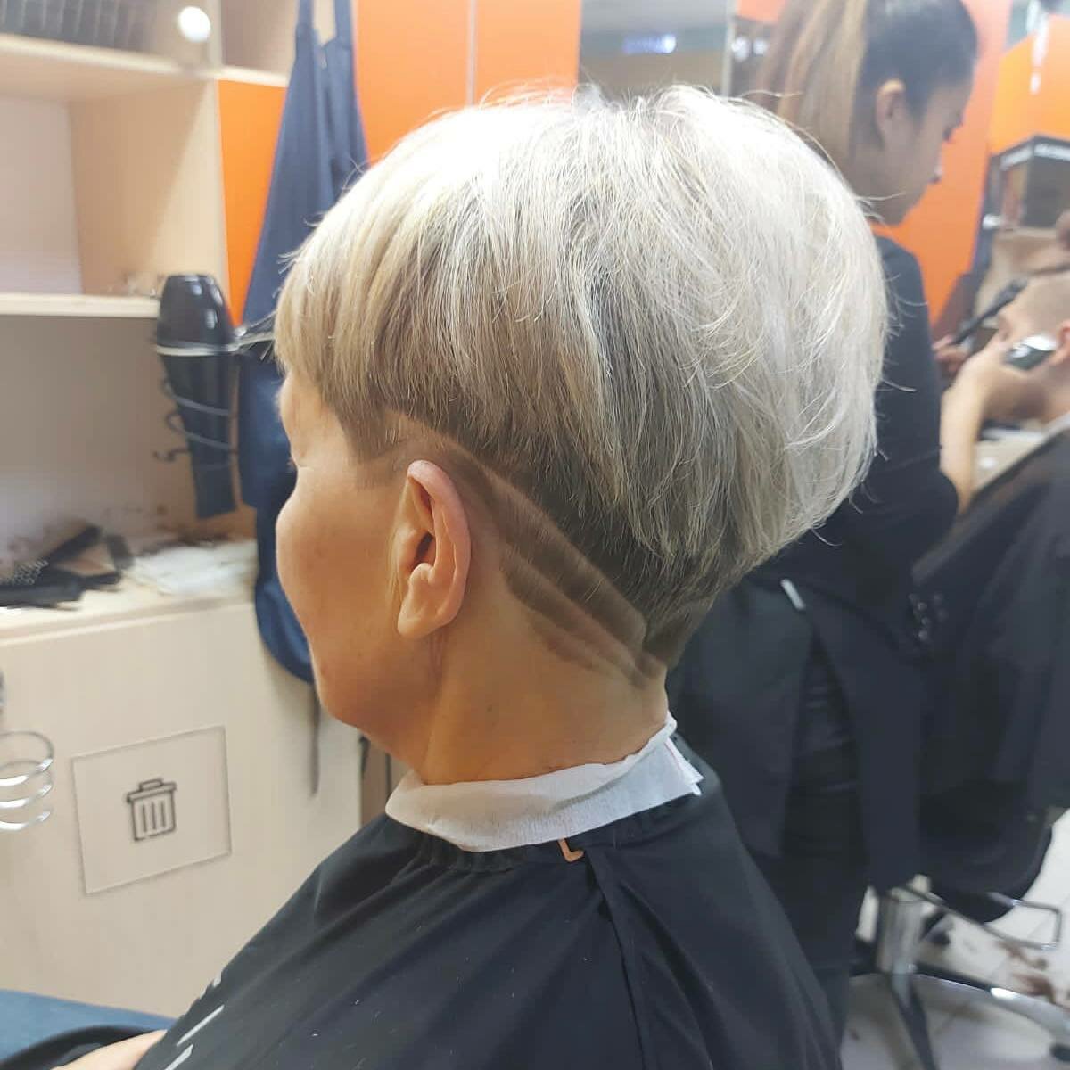стрижка пикси с выбритым затылком, стрижка с выбритым затылком, стрижка на короткие волосы с выбритыми висками, стрижка шапочка с выбритым затылком, пикси андеркат