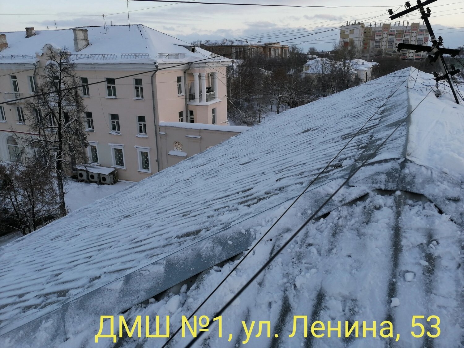 здание, жилой дом, снег на крыше, кровля здания, крыши зима
