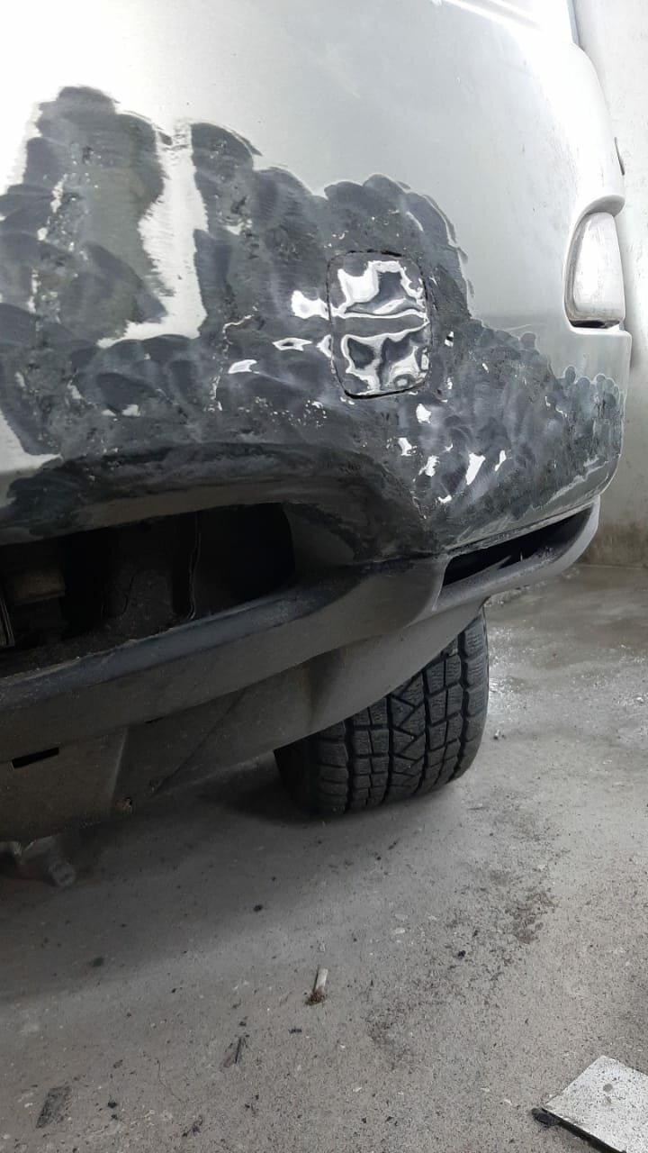 автомобиль, рваный бампер, авто, дырка в бампере, отошел бампер от крыла