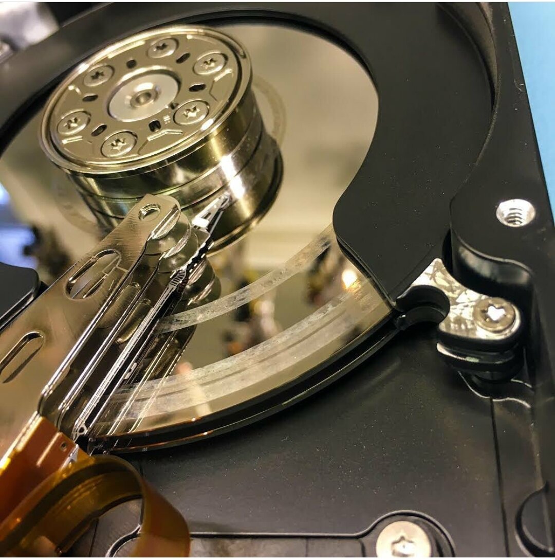 жёсткий диск, щелкает жесткий диск, пластины жесткого диска, головка для чтения жесткого диска, hdd disk крупным планом