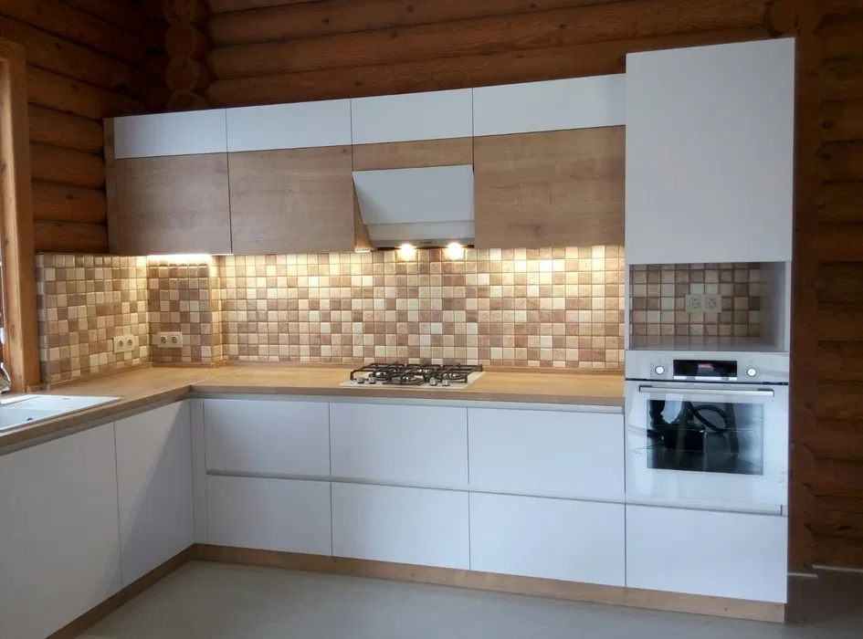 кухня в современном стиле, кухня, дизайн кухни, кухня белая глянцевая с деревом, кухонный гарнитур