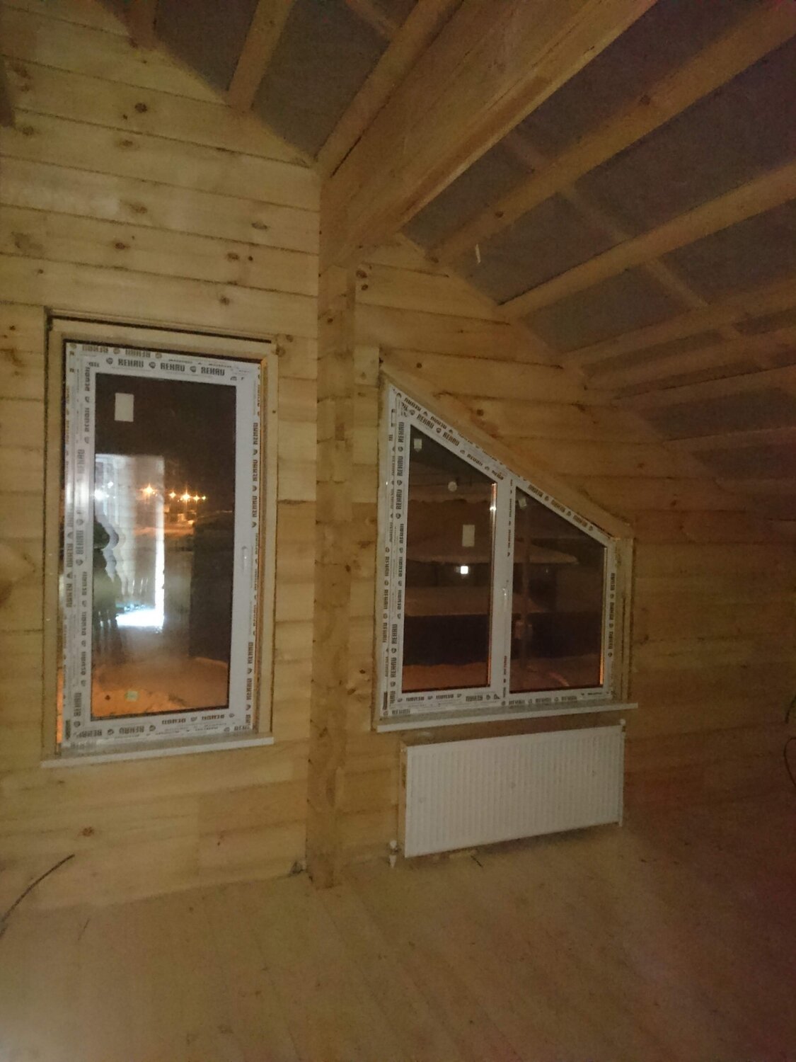 окна в брусовом доме, трапециевидные окна в деревянном доме, пластиковые окна в доме из профилированного бруса, отделка откосов в деревянном доме, отделка эркера в деревянном доме