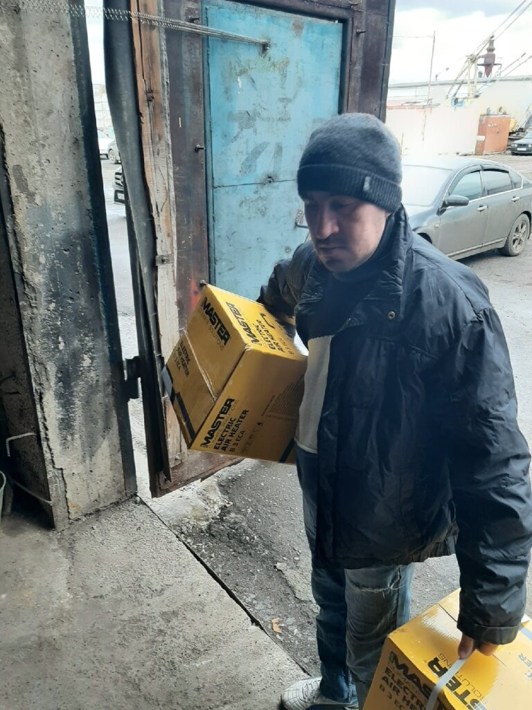 грузчик, бомж в мусорном баке, бездомные грузчики, мощные грузчики, грузчики разгрузка вагона