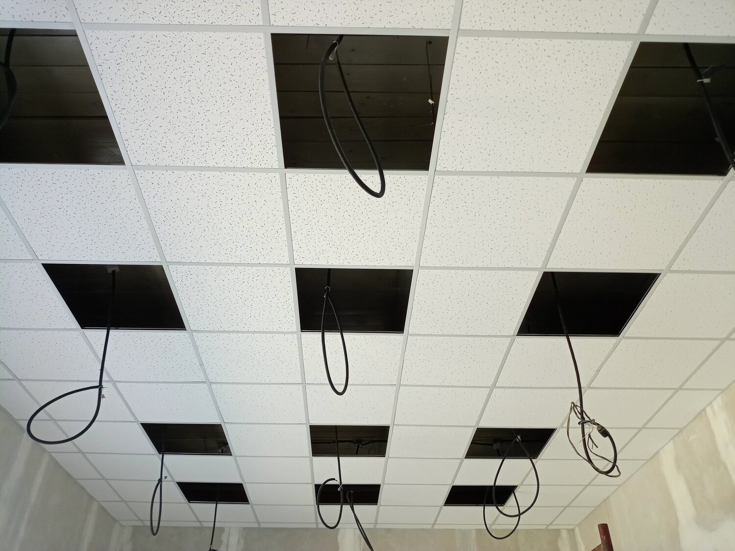 сплит система подвесная потолочная армстронг, подвесной потолок армстронг, потолок армстронг монтаж, потолок типа армстронг, монтаж подвесного потолка армстронг