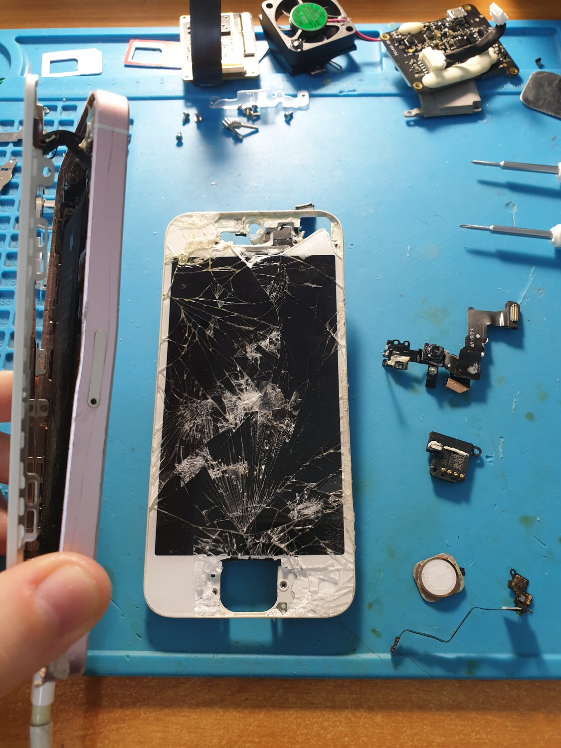 телефон ремонт, замена стекла iphone, разбитый смартфон, замена дисплея, телефон в разборе