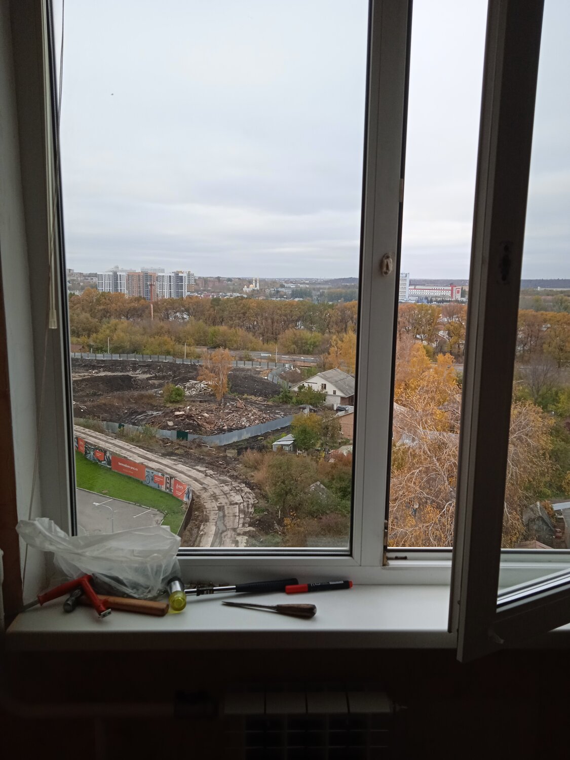 окно, остекление балконов, вид из окна, квартира, остекление дома