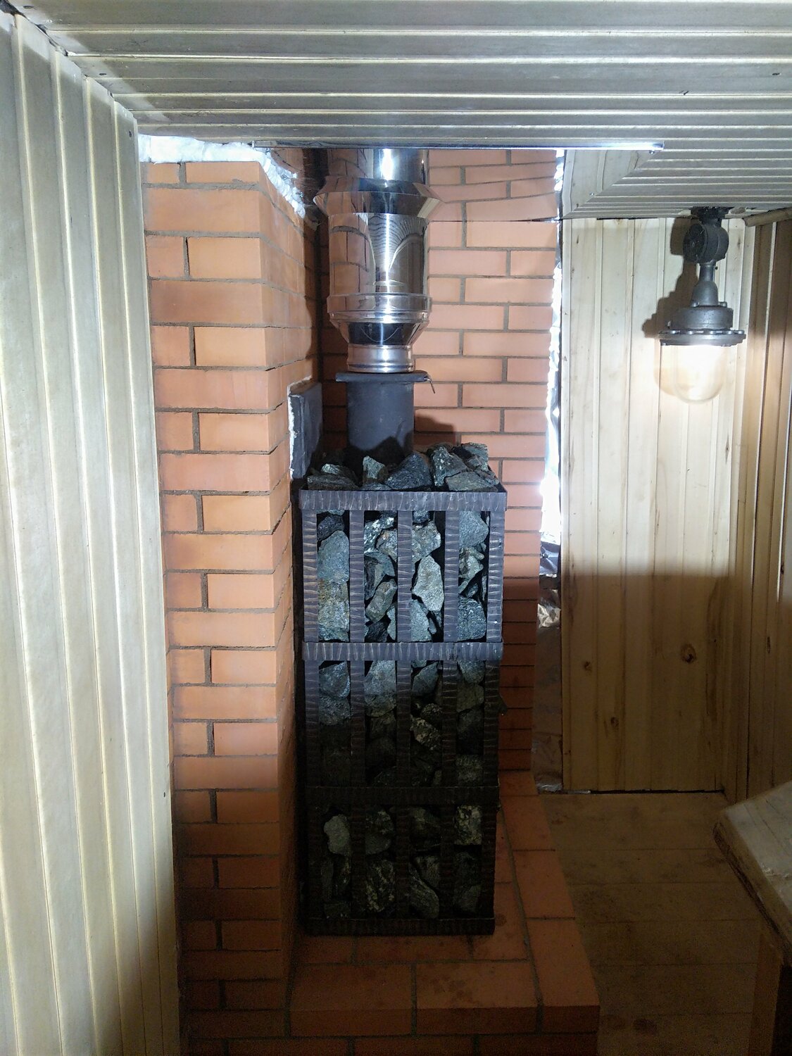 банные печи, кирпичный экран для банной печи, каменная печь для бани, печь из трубы с топкой в парилке, печь в баню