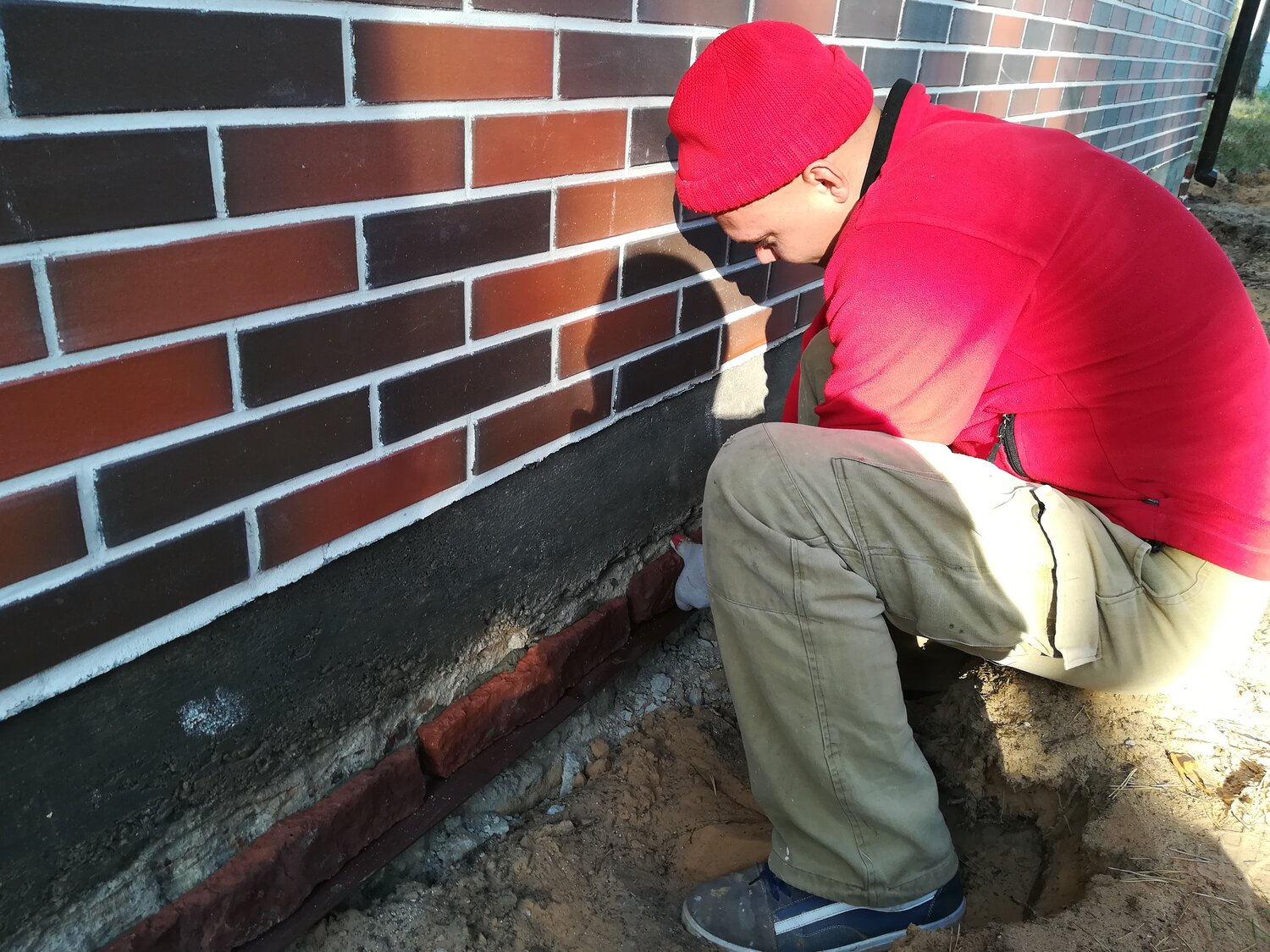 waterproofing contractors, облицовочный кирпич, кирпичная кладка, облицовочный кирпич на уголке, забор с крашенным кирпичем и выделением швов