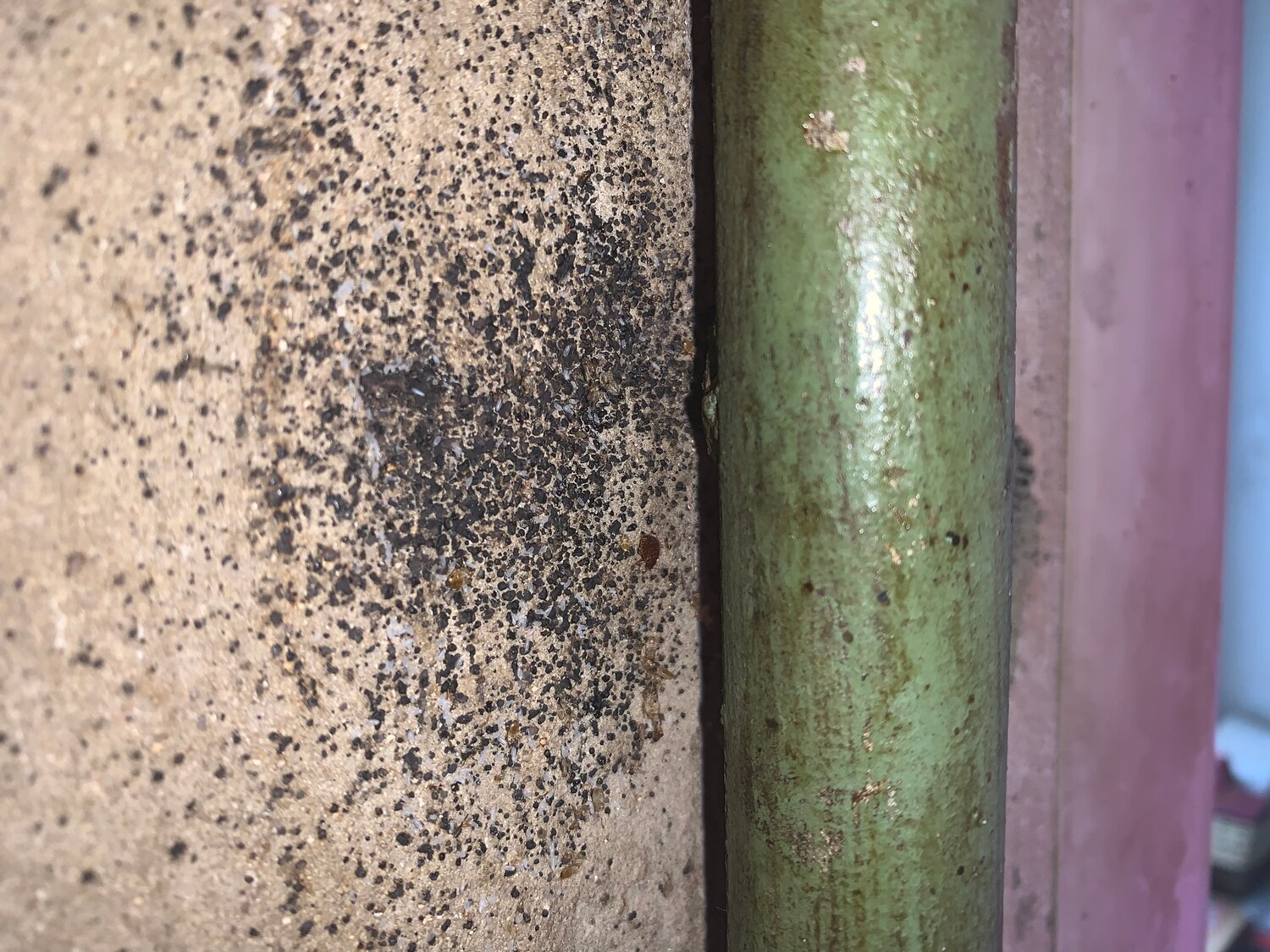 ржавчина на трубе, кофейный скраб для тела, старые трубы, свищ в трубе, железная труба
