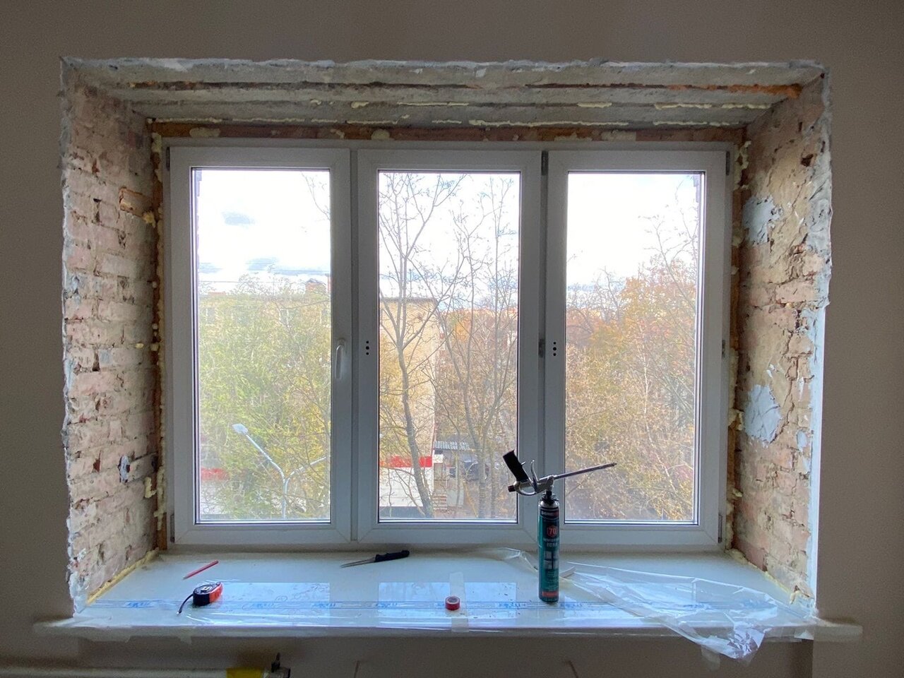 откосы на окна, окно, пластиковые окна без откосов, окна без откосов, откосы на окна внутренние кирпичные