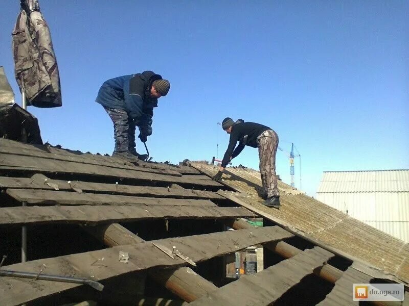 демонтаж кровли, ремонт кровли, замена кровли, строительство кровли, бригада ремонтирует крышу