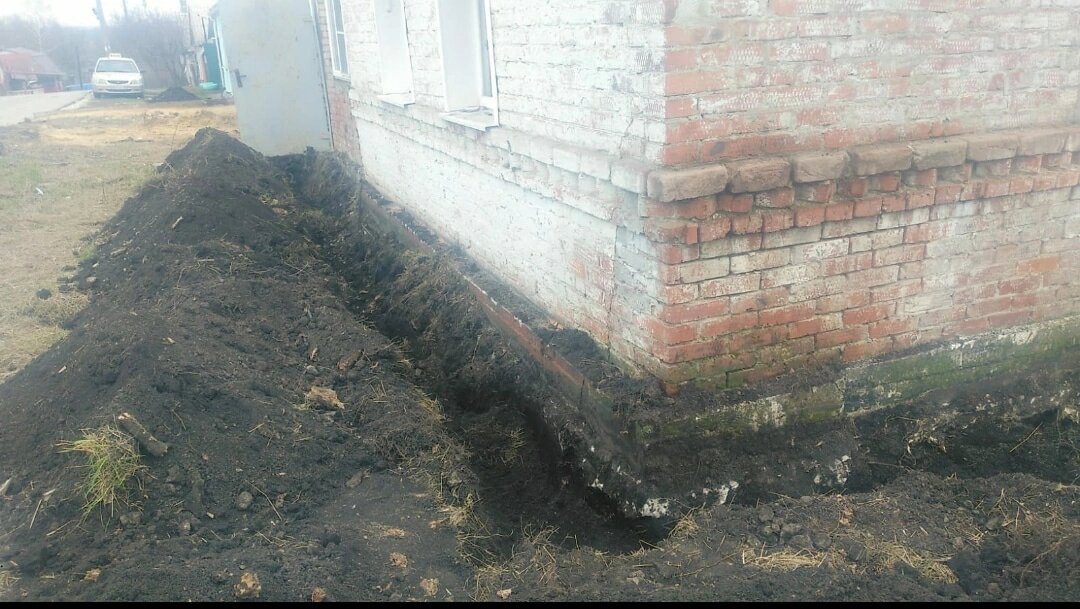 укрепление фундамента отмосткой, усиление фундамента, укрепление фундамента частного дома, отмостка на неровном участке, старый кирпичный фундамент