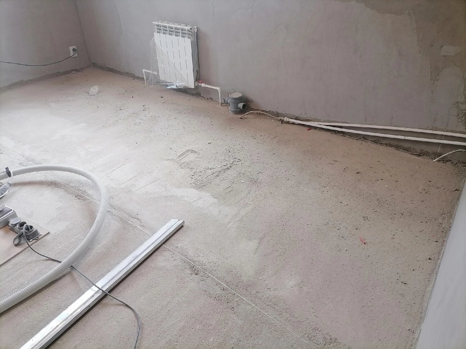 коммуникации в стяжке пола, стяжка пола, прокладка труб отопления под стяжку, отопление, монтаж систем отопления