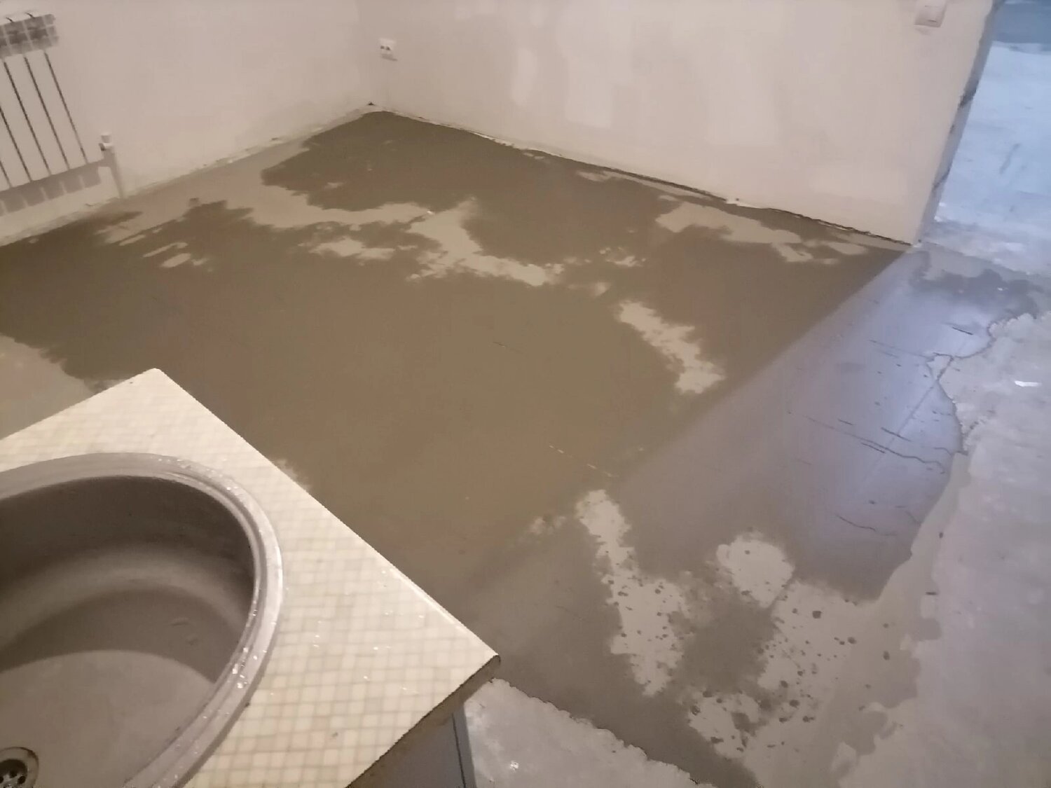 стяжка пола в квартире, выравнивание пола, заливка пола, стяжка пола, наливной пол