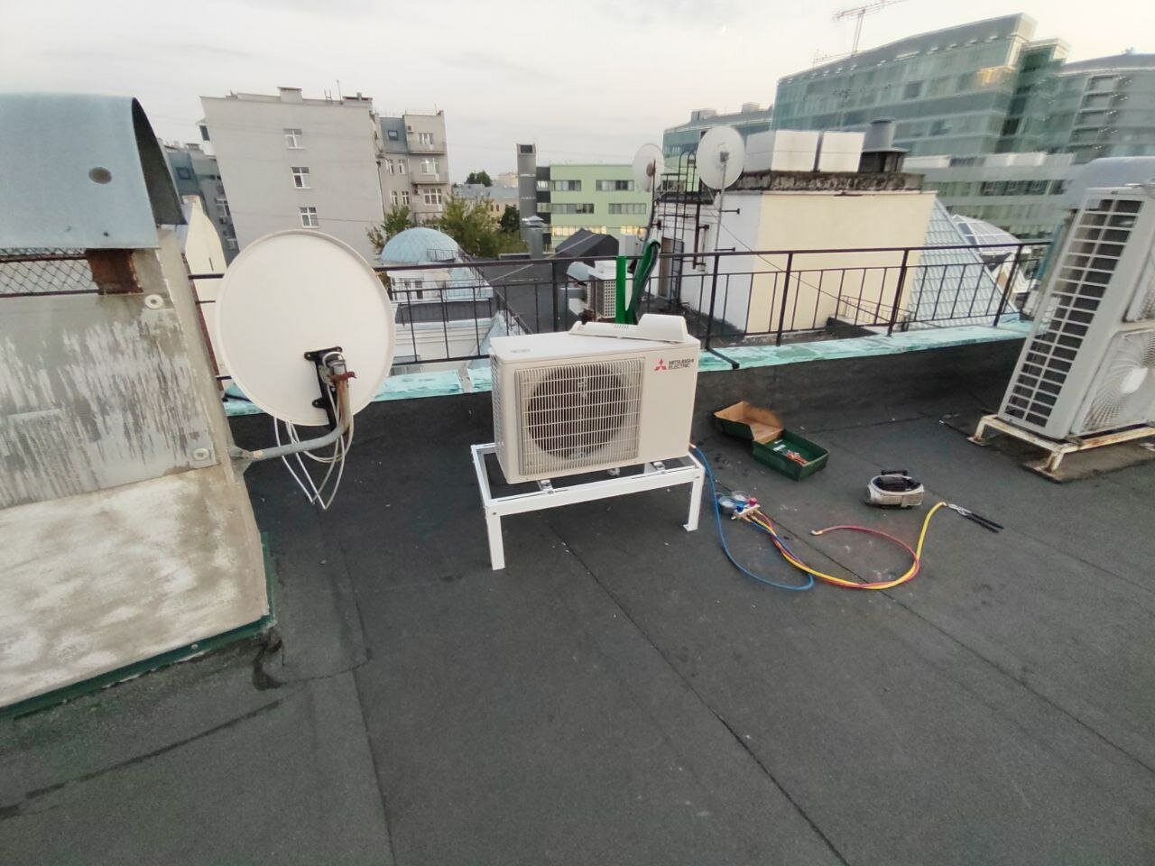 кондиционеры сплит системы, кондиционер, кондиционер сплит, установленный кондиционер, кондиционер промышленный