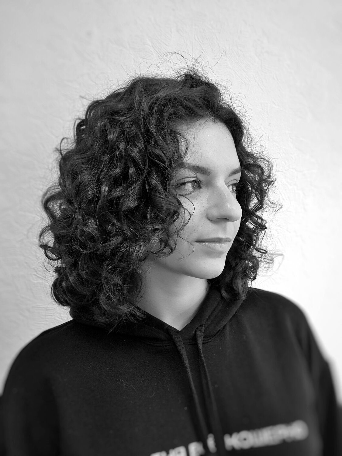 девушка, завивка, завивка волос, кудрявый волос, химическая завивка на средние волосы