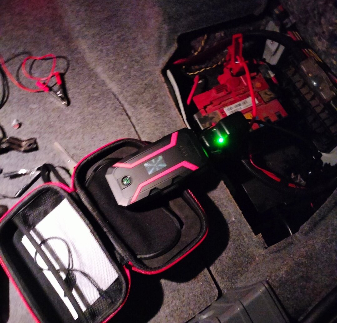 пусковое устройство, пусковое зарядное устройство, utrai 2500a jump starter, пуско зарядное устройство для автомобиля, пусковое устройство для автомобиля портативное utrai