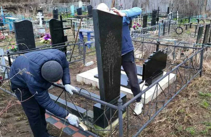 на кладбище, уборка могил на кладбище, уборка могилок на кладбище, уборка на кладбище, могила на кладбище