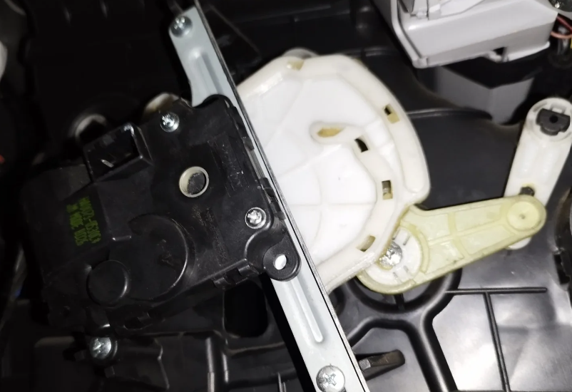 привод заслонки отопителя hyundai, заслонка печки, заслонка отопителя киа рио 3, привод заслонки отопителя, привод отопителя хендай туксон 2008