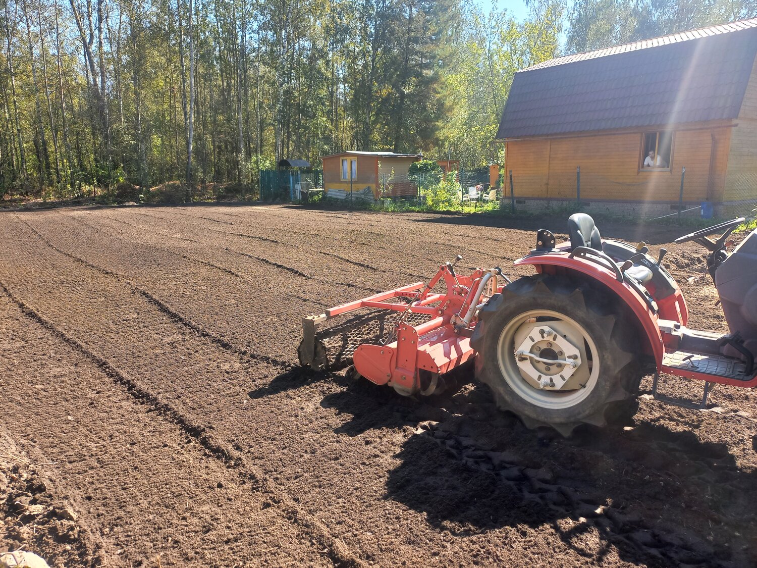 вспашка, вспашка земли, трактор с фрезой для земли, вспашка земли минитрактором, вспашка поля