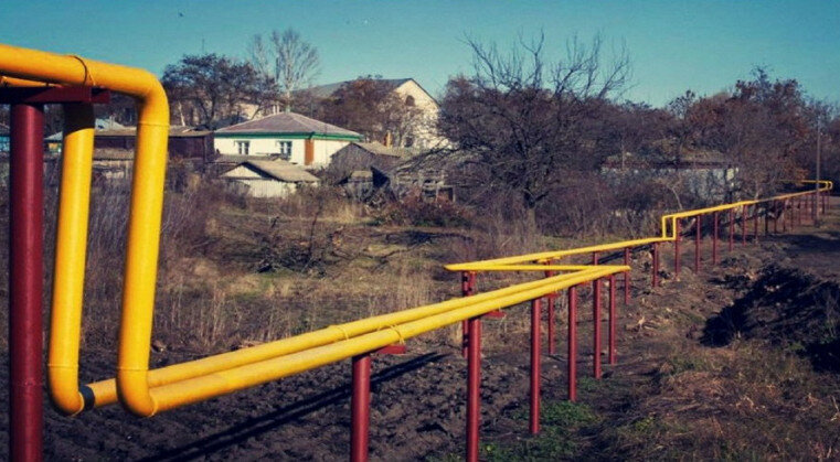газовая труба, наружный газопровод, газификация частного дома, газификация, газовая труба по забору участка