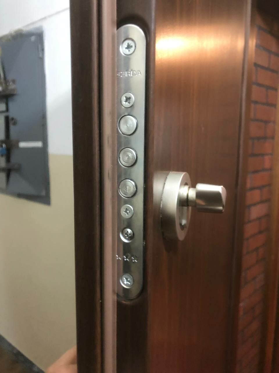 замок в металлическую дверь, замок входной двери, замок в двери, замок на входную металлическую дверь, прокручивается замок входной двери