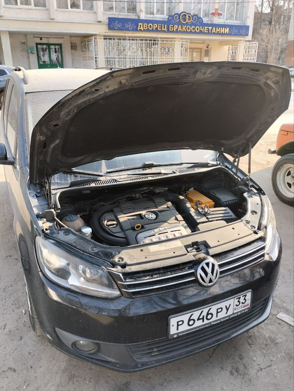 упоры капота volkswagen polo, тигуан 1 упоры капота, поло седан 2017 под капотом, газовые упоры капота volkswagen polo, Fiat Albea