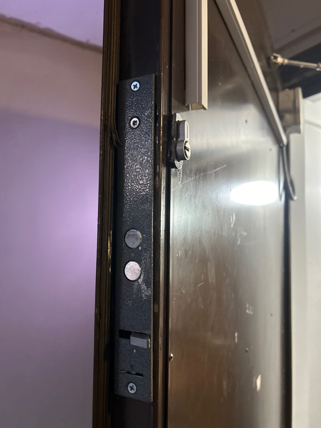 дверей, дверь, входная дверь, металлическая дверь, замок на металлическую дверь