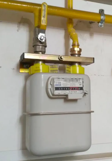 газовый счетчик g 4, газовый счетчик g4 установленный на трубе газа, счетчик газа g-40, счетчик на газ, газовый счетчик g 6