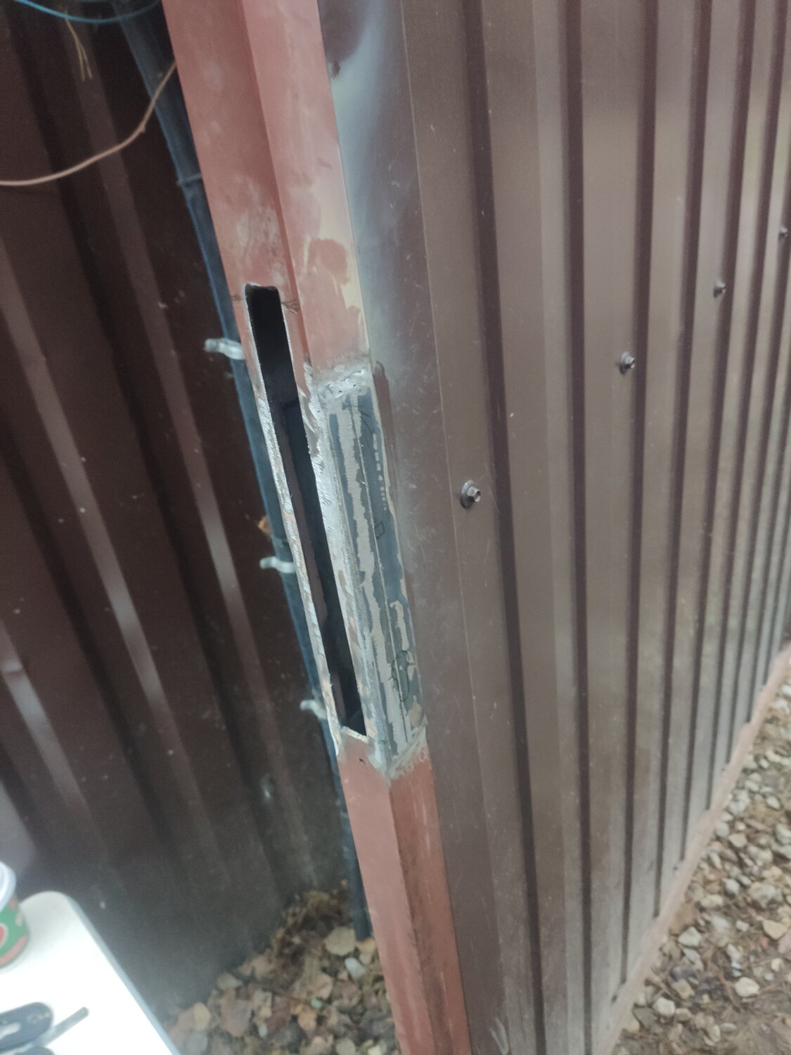 врезной замок для калитки из профильной трубы 40 20, замок на калитку из профнастила, запор на калитку, замок на калитку из профильной трубы, замки на калитку
