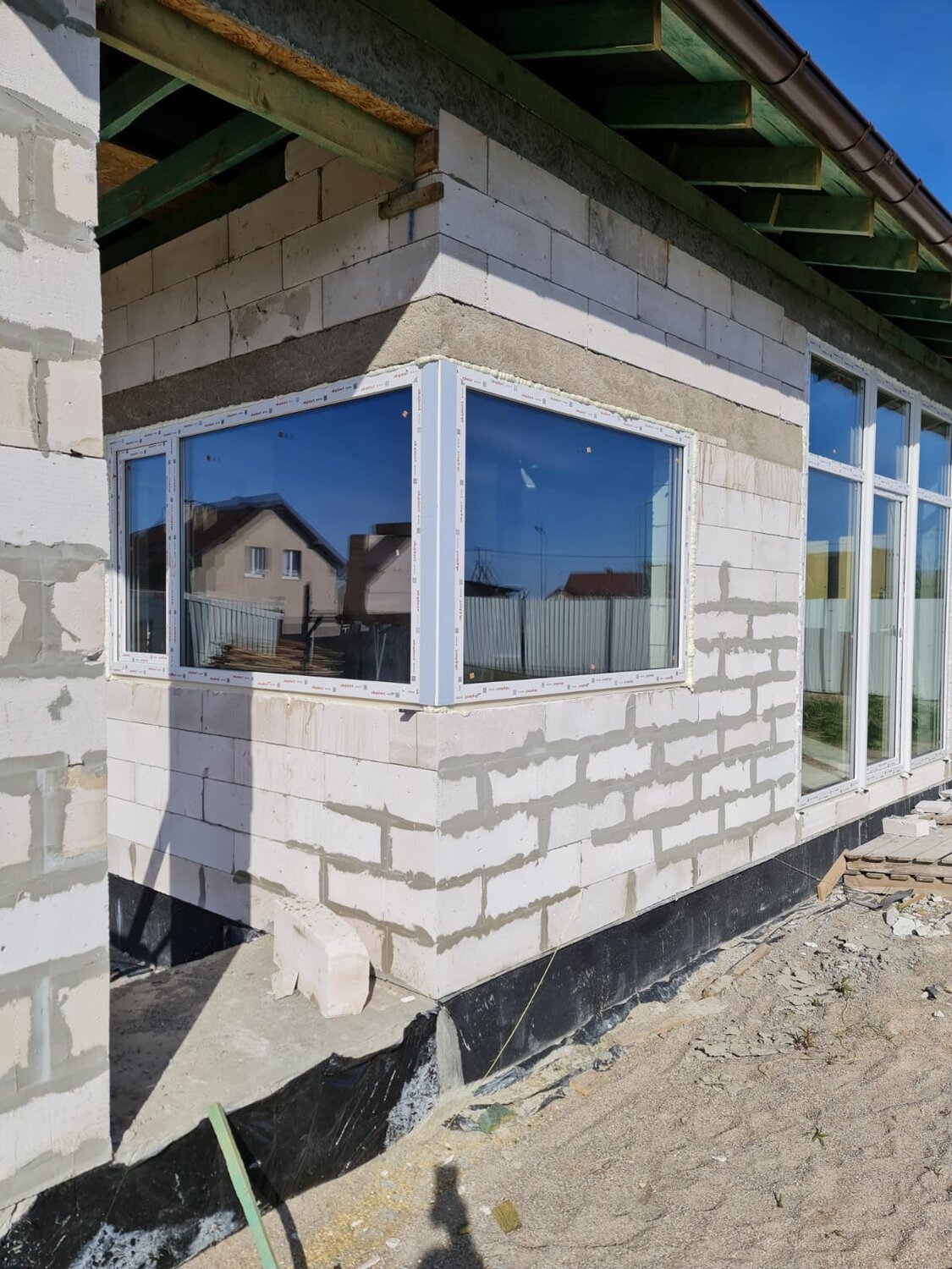 окна в доме из газобетона, пристрой к деревянному дому из пеноблоков, окна, окна в газобетонном доме, окна пластиковые