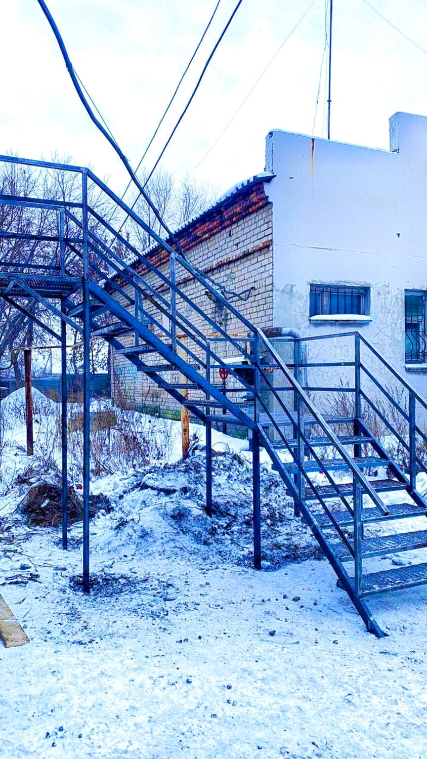 пожарная лестница наружная п2, наружная металлическая лестница, пожарная эвакуационная лестница наружная, пожарная лестница наружная 80.5, пожарная маршевая лестница п2