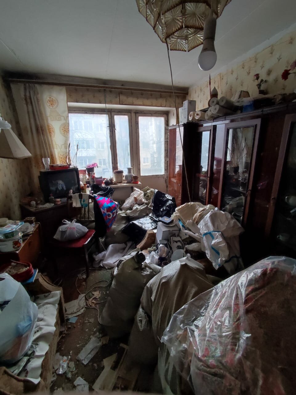 помойка в квартире, мусор в квартире, захламленная квартира, грязная квартира, свалка в квартире