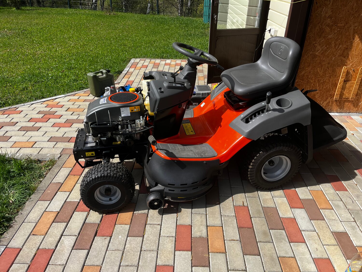 садовый трактор хускварна, садовый трактор husqvarna tc 138, садовый трактор хускварна тс 138, трактор косилка хускварна, трактор садовый 138 l tc с травосборником husqvarna